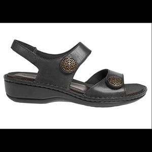 Aravon Candace Women's Adjustable Sandal.